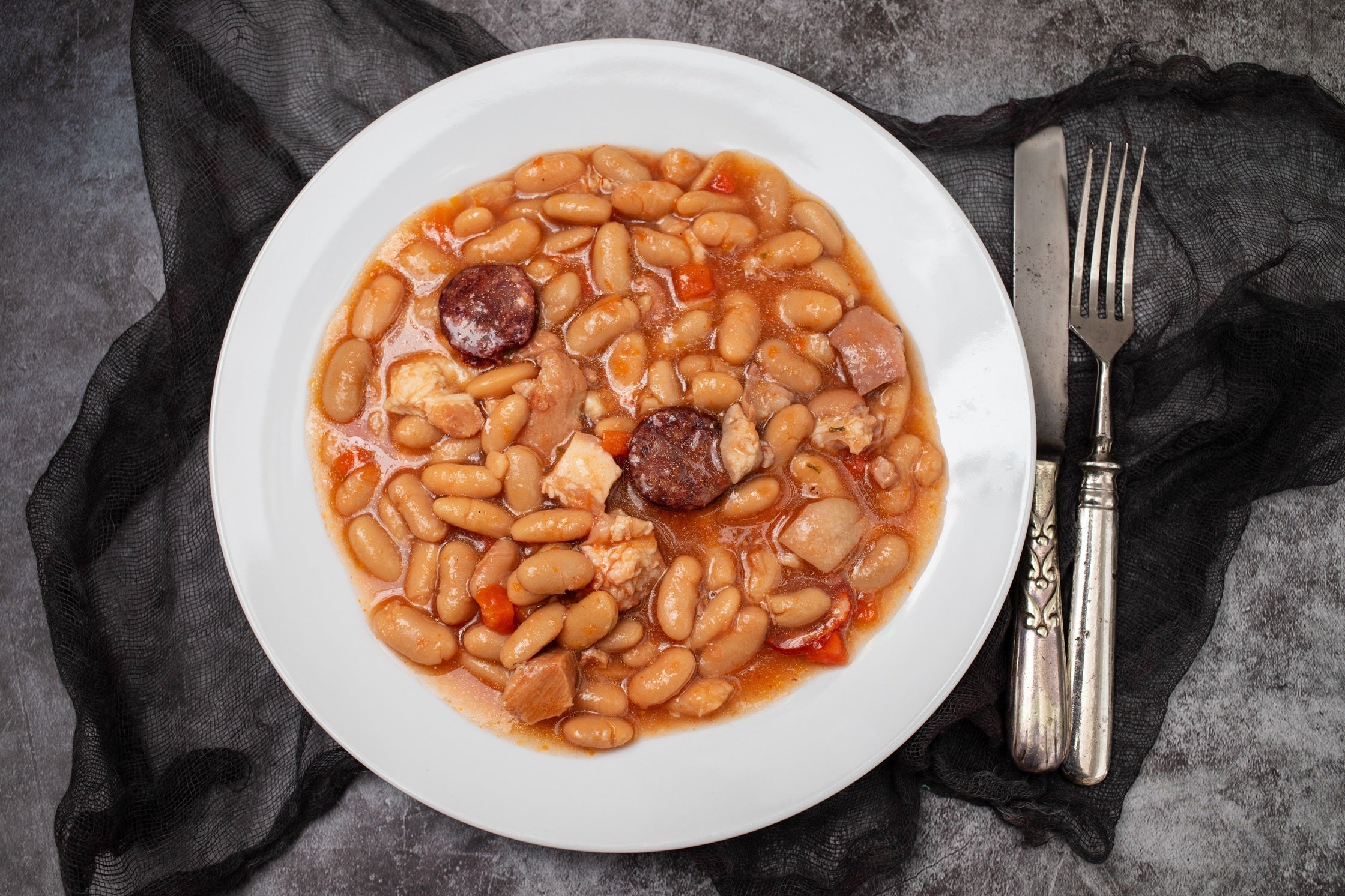 Chorizo Con Ensalada De Judiones Y Tomatoes